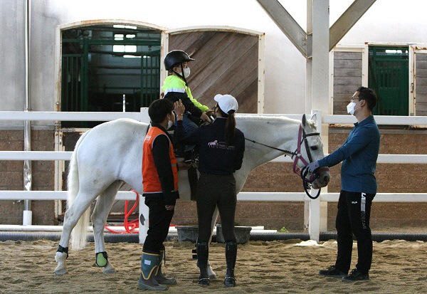 (사진2) 렛츠런파크 부산경남 재활승마 강습 모습