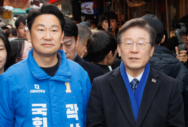 이재명 대표, 곽상언 후보와 시장 방문<YONHAP NO-3147>