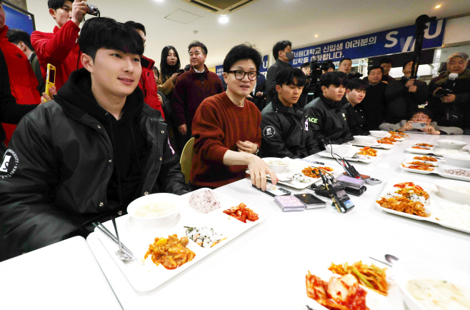 서원대학교 학식 먹는 한동훈 비대위원장<YONHAP NO-2785>