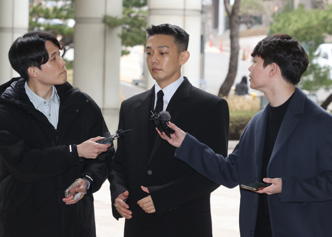유아인, 말없이 법정으로