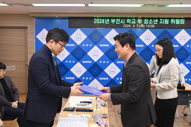 4-3. 신규위원 위촉장 수여식