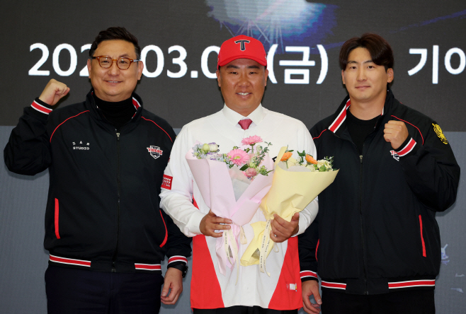 꽃다발 받은 이범호 감독<YONHAP NO-4710>