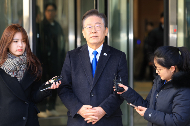 공판 출석 앞서 취재진 앞에 선 이재명 대표