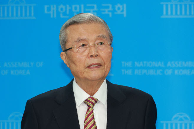 취재진 질문에 답하는 김종인 공천관리위원장<YONHAP NO-1816>