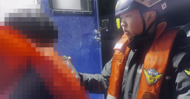 목포해경이 음주운항 선장을 상대로 음주측정을 실시하고 있다