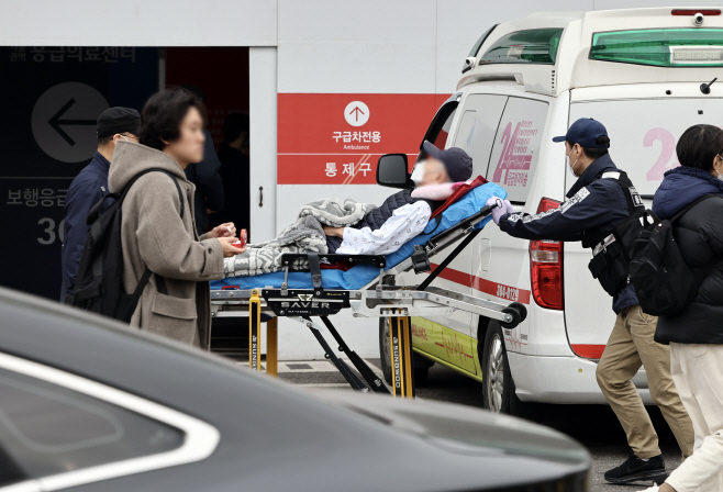 분주한 응급실<YONHAP NO-4423>