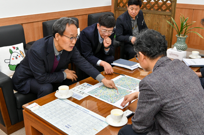 국가산단 진입도로 적기 추진 필요성을 피력하고 있다