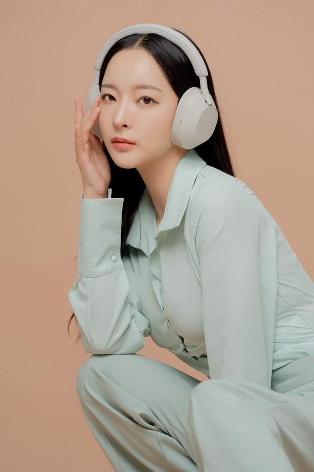 [사진자료] 소니 WH-1000XM5_모델컷