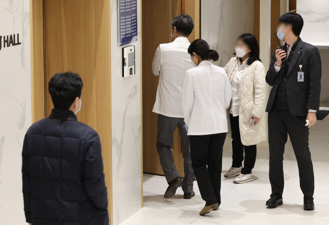 긴급총회 들어서는 의료진<YONHAP NO-7789>