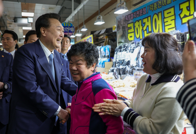 삼천포 용궁수산시장 찾은 윤석열 대통령