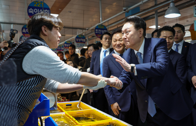 청년 상인 격려하는 윤석열 대통령