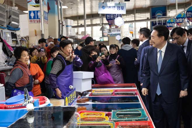 윤석열 대통령, 삼천포 용궁수산시장 방문