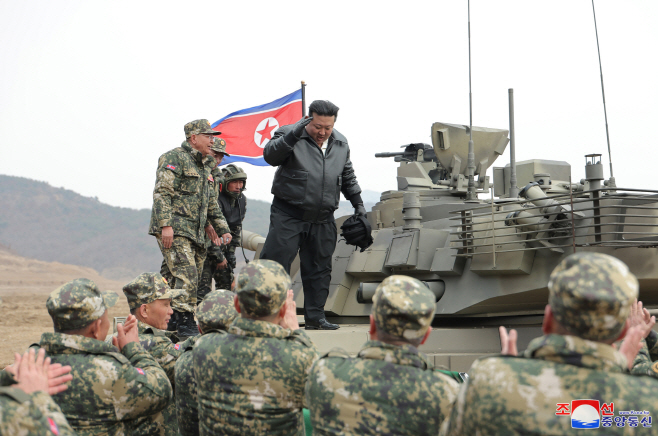 북한 김정은, 탱크병 대항훈련경기 지도<YONHAP NO-1052>