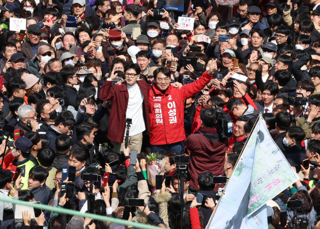 부산 찾은 한동훈 비대위원장<YONHAP NO-3192>