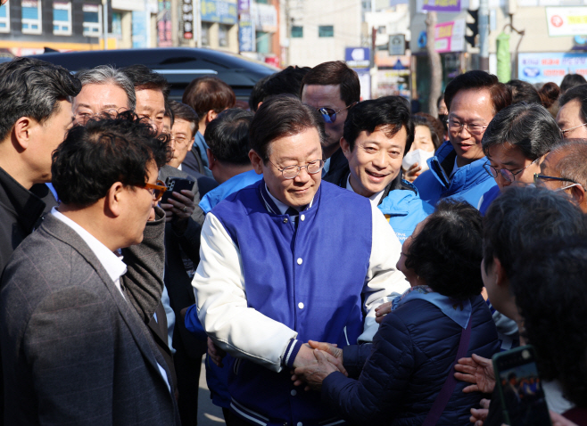 청주 육거리시장 방문한 이재명 대표<YONHAP NO-3578>