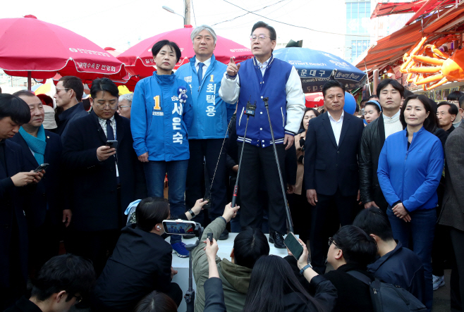 지지 호소 하는 이재명 대표와 최택용·서은숙 후보