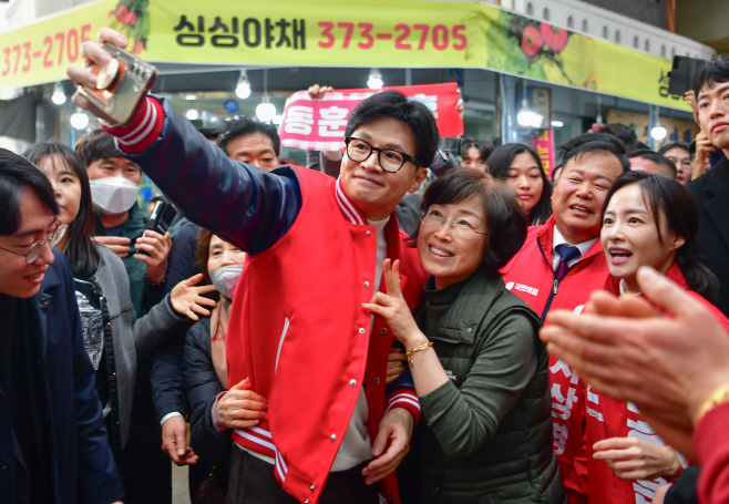 기념촬영하는 한동훈 위원장<YONHAP NO-2591>