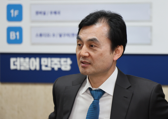 전략공관위 회의 참석하는 안규백 위원장