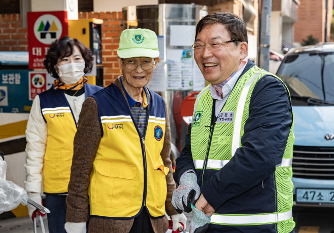 3. (능동) 소통하는 김경호 구청장