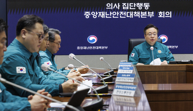 의사 집단행동 대응 관련 정부 대응 설명하는 조규홍