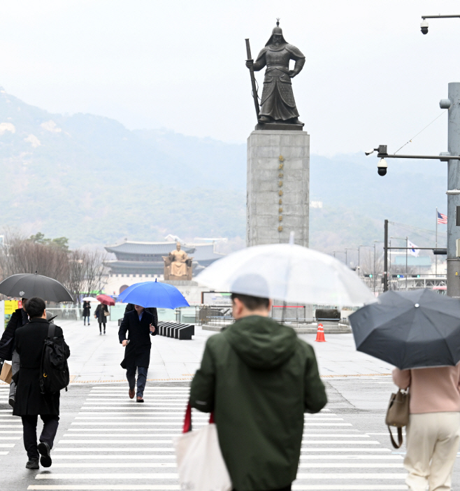 [포토]춘분을 하루 앞두고 봄비내리는 서울