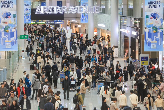 붐비는 인천국제공항 면세점 구역<YONHAP NO-4040>