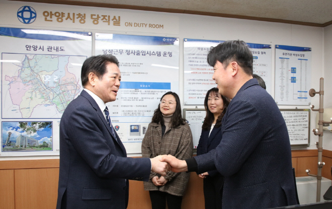 최대호 안양시장 28일 당직실 방문 사진1