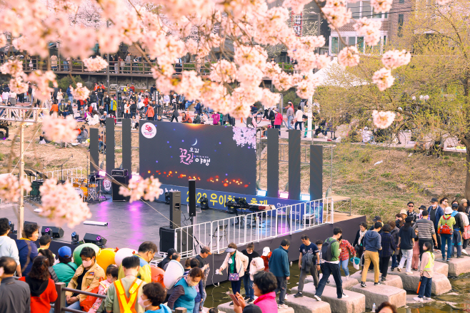 2. [도봉사진] 지역 주민들이 우이천 벚꽃길을 걷고 있다