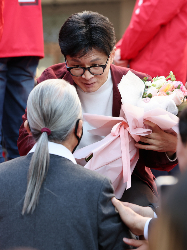 대구서 꽃다발 받는 한동훈 위원장<YONHAP NO-4763>