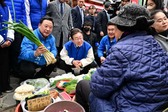 상인 만난 이재명<YONHAP NO-3853>