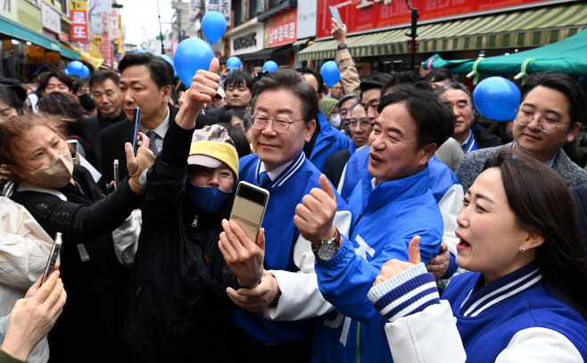 사진 찍는 이재명<YONHAP NO-3151>