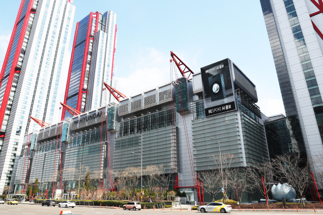 비스포크 AI콤보 옥외광고_더현대서울