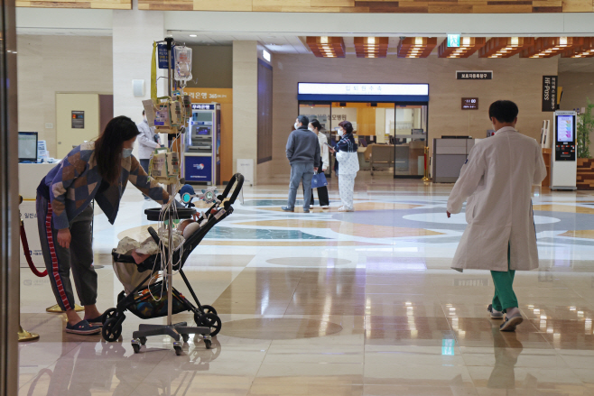 의대 교수마저 환자 곁 떠날까