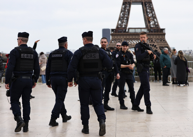 파리 에펠탑 인근 순찰하는 프랑스 경찰