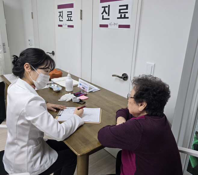 경로당 이용 주민과 문진표 작성 중 인 동대문구 보건소 한의사