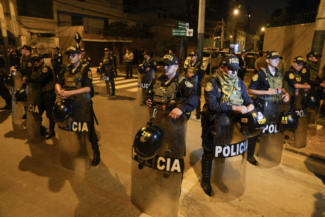 페루 대통령 자택 압수수색하는 경찰