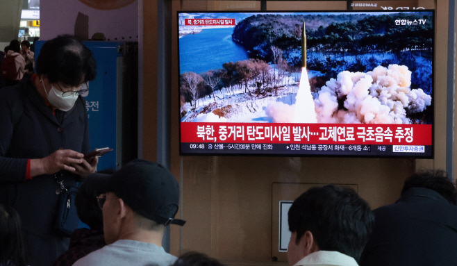 북한, 동해상으로 중거리급 탄도미사일 발사<YONHAP NO-1362>