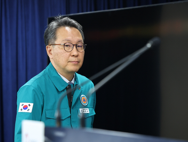 단상 향하는 박민수 차관