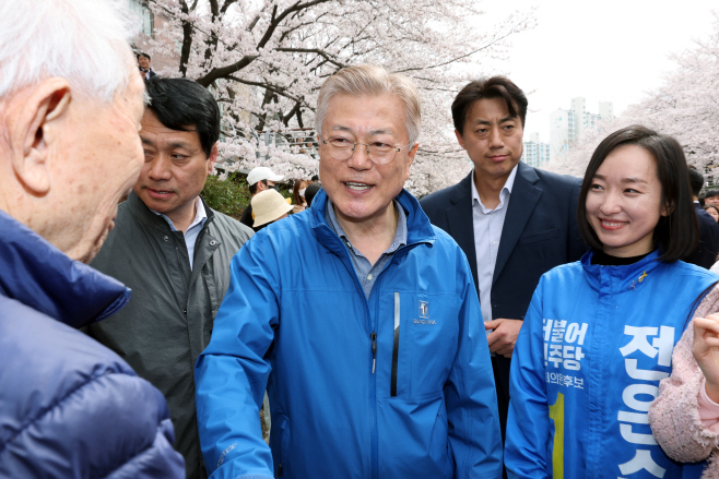 울산 궁거랑길 찾은 문재인 전 대통령<YONHAP NO-2816>