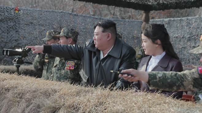 북한 김정은, 딸 주애와 공수부대 훈련 지도<YONHAP NO-2779>