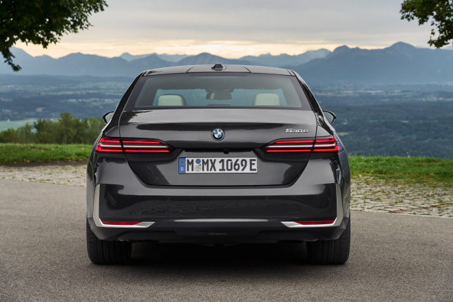 P90524321_highRes_the-new-bmw-530e-sop