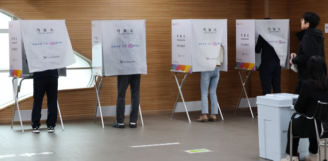 사전투표하는 유권자들<YONHAP NO-2792>
