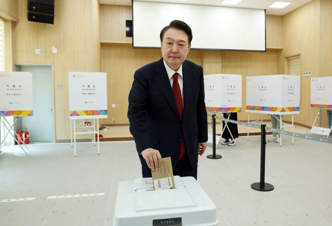 윤석열 대통령, 부산에서 제22대 국회의원선거 사전투표