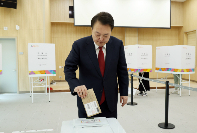 윤석열 대통령, 부산에서 제22대 국회의원선거 사전투표