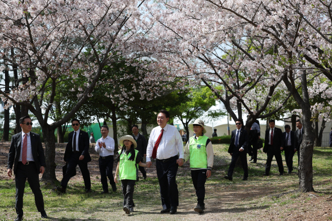 윤석열 대통령, 어린이들과 식목일 나무심기 행사 참석