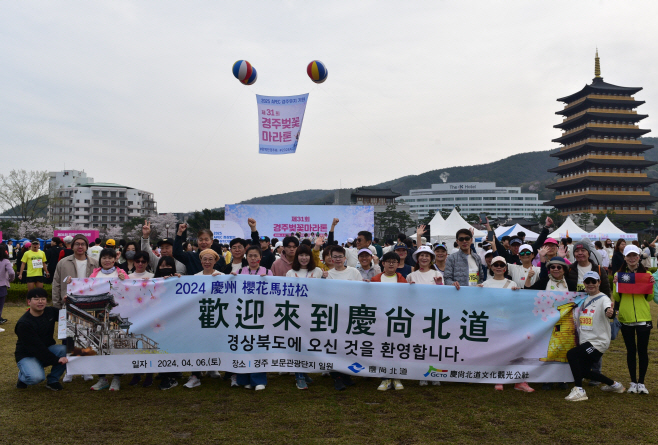 벚꽃마라톤에 참가한 대만 가족관광객들 기념촬영