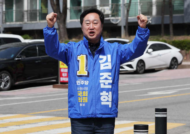 시민들과 인사하는 김준혁 후보<YONHAP NO-2273>