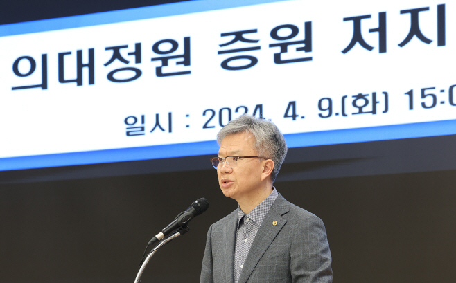비대위 브리핑하는 김택우 의협 비대위 위원장