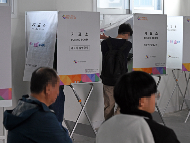 투표하는 유권자