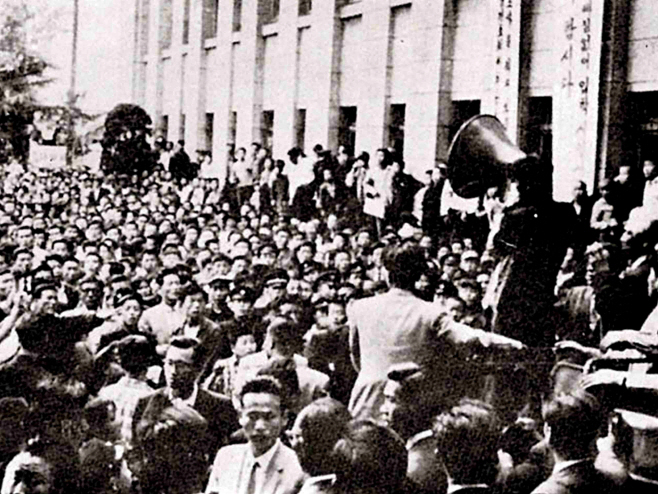 6 4.19 당시 대구시청 광장 시위 모습(경북대학교 기록관)
